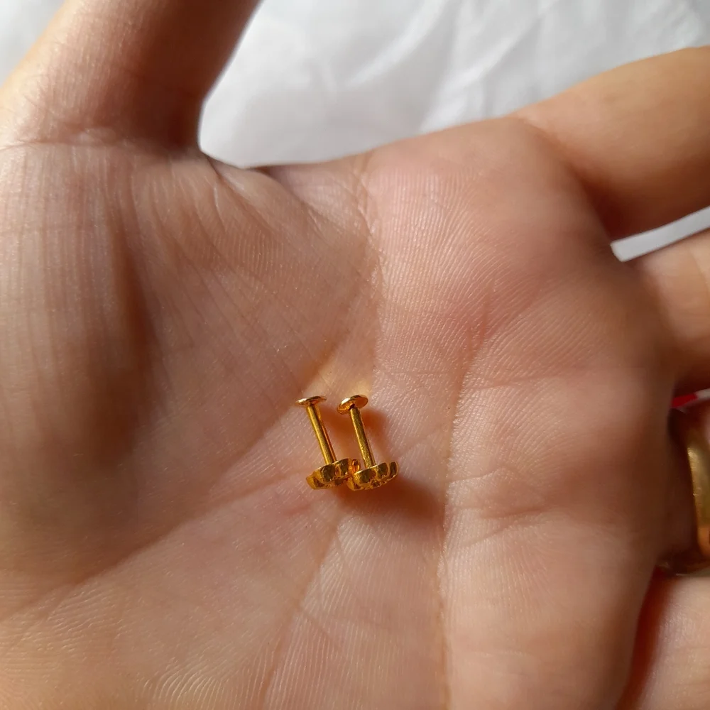 Beautiful new flower desine studs - Picture 8 of 8